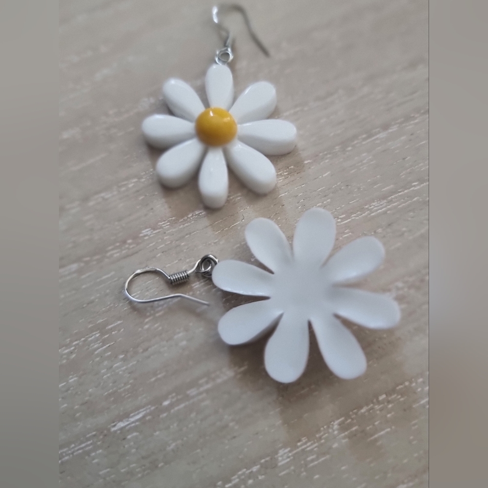 NWOT Daisy Earrings with 925 Silver Hooks - Picture 3 of 4